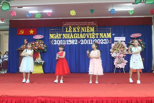 Kỉ niệm 41 năm Ngày Nhà Giáo Việt Nam 20-11 của thầy trò Trường Tiểu học Nguyễn Việt Hồng